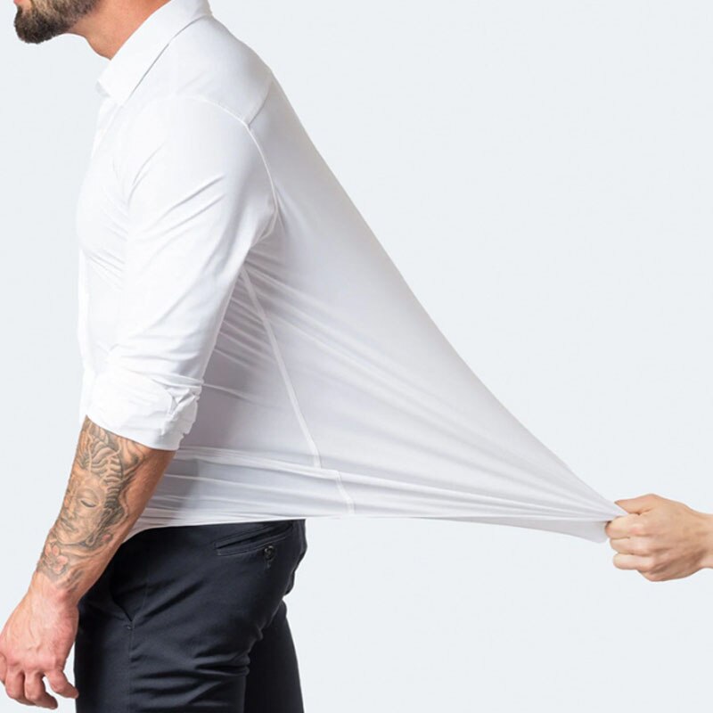 Model draagt een passend herenoverhemd, professionele en verzorgde look.