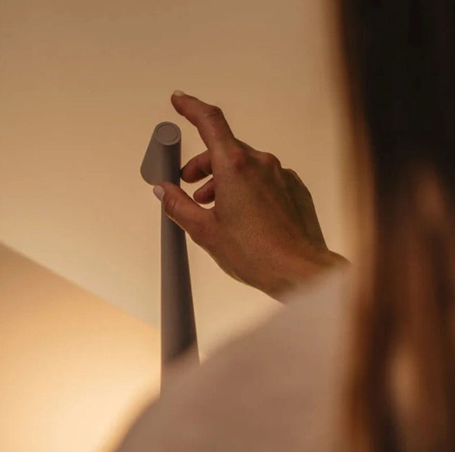 Oplaadbare draadloze LED tafellamp, dimbaar sfeerlicht, modern minimalistisch design voor elke ruimte.