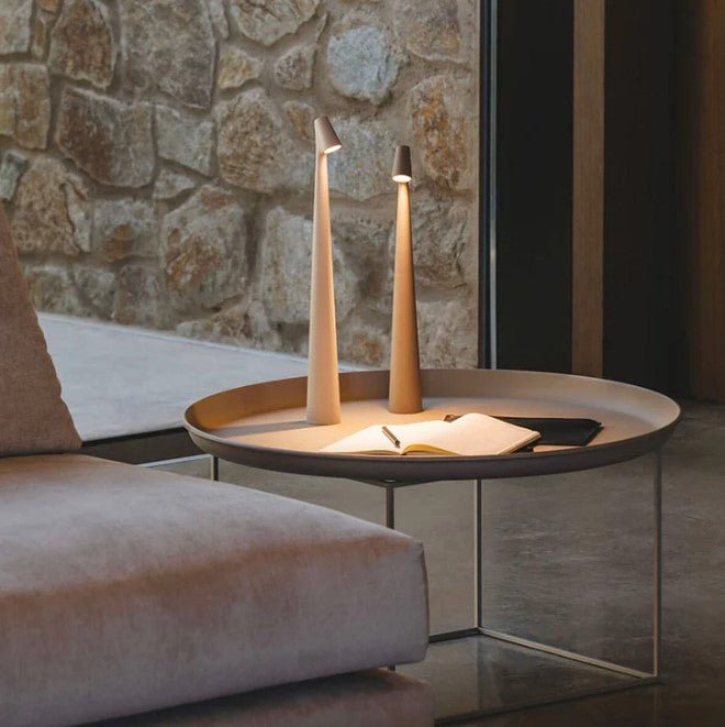 Moderne draadloze LED sfeerlamp NordicLite, dimbaar voor perfecte ambiance, minimalistisch en oplaadbaar.