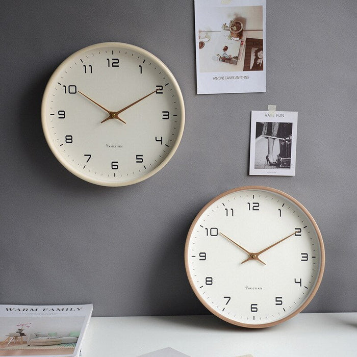 Minimalistische Scandinavische houten wandklok, rond, in elegant bruin, duurzaam materiaal, nauwkeurig kwartsuurwerk.