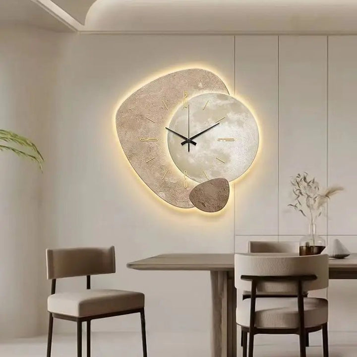 Tijdloze Scandinavische wandklok met stil uurwerk. Perfect voor een moderne interieurdecoratie.