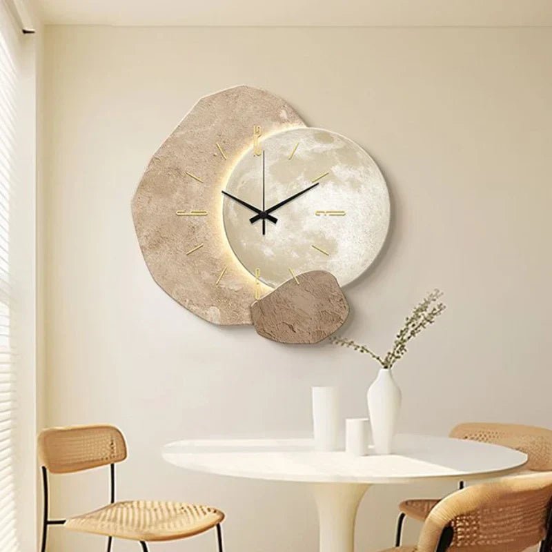Strakke wandklok, Scandinavisch minimalistisch design. Rustige klok voor een serene woonruimte.