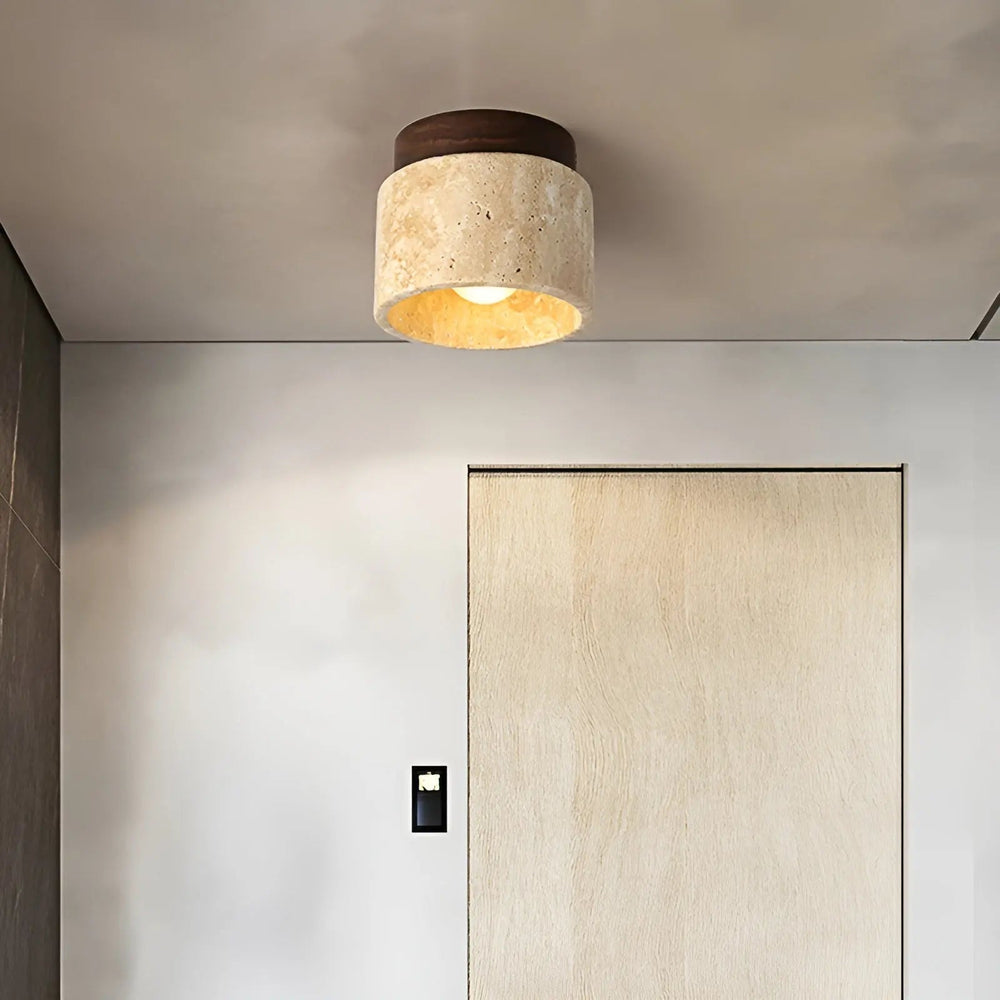 Minimalistische travertin plafondlamp van natuursteen en hout, ideaal voor warme, harmonieuze kamerverlichting.
