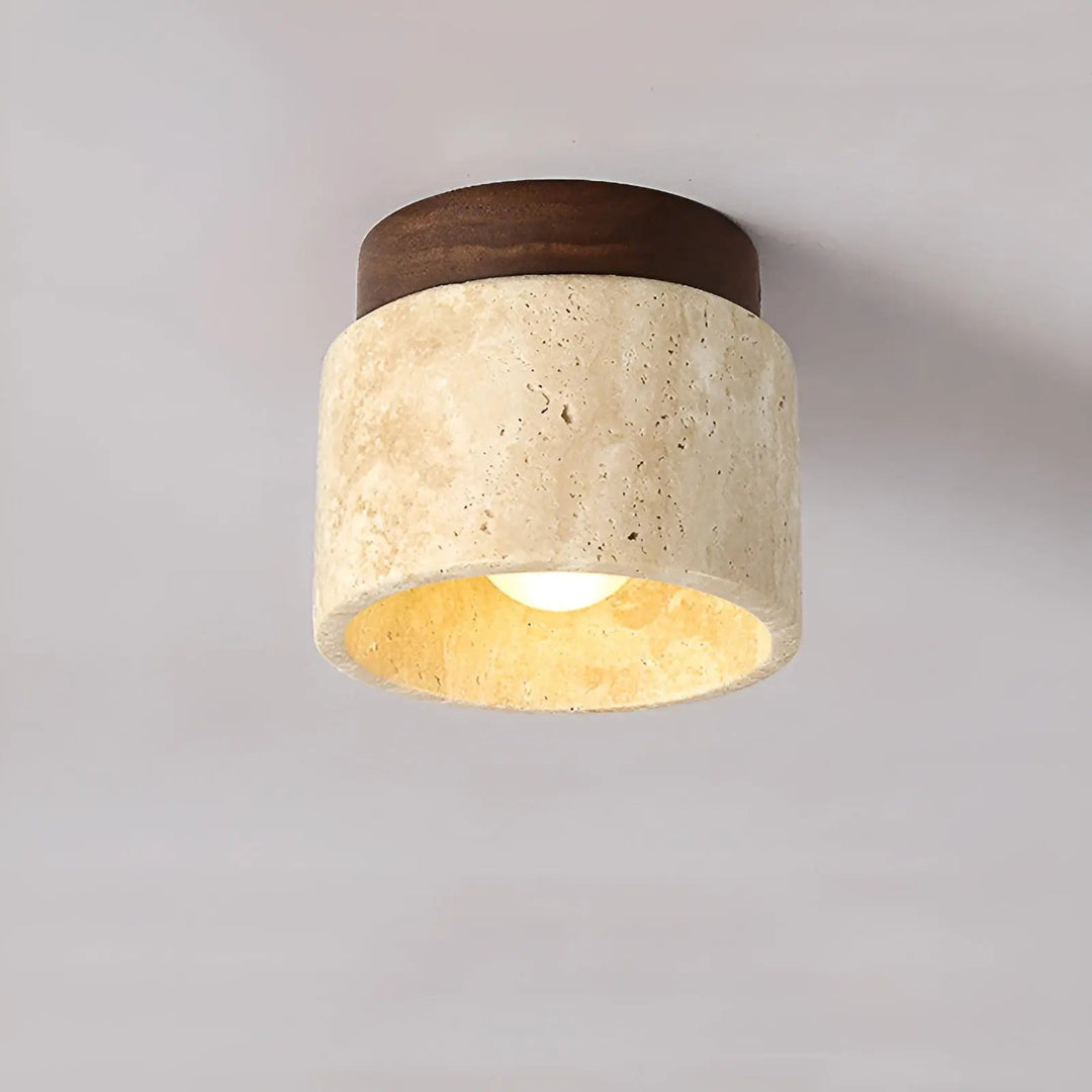 Minimalistische travertin plafondlamp van natuursteen en hout, ideaal voor warme, harmonieuze kamerverlichting.