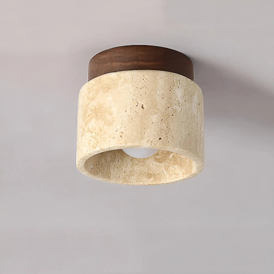 Minimalistische travertin plafondlamp van natuursteen en hout, ideaal voor warme, harmonieuze kamerverlichting.