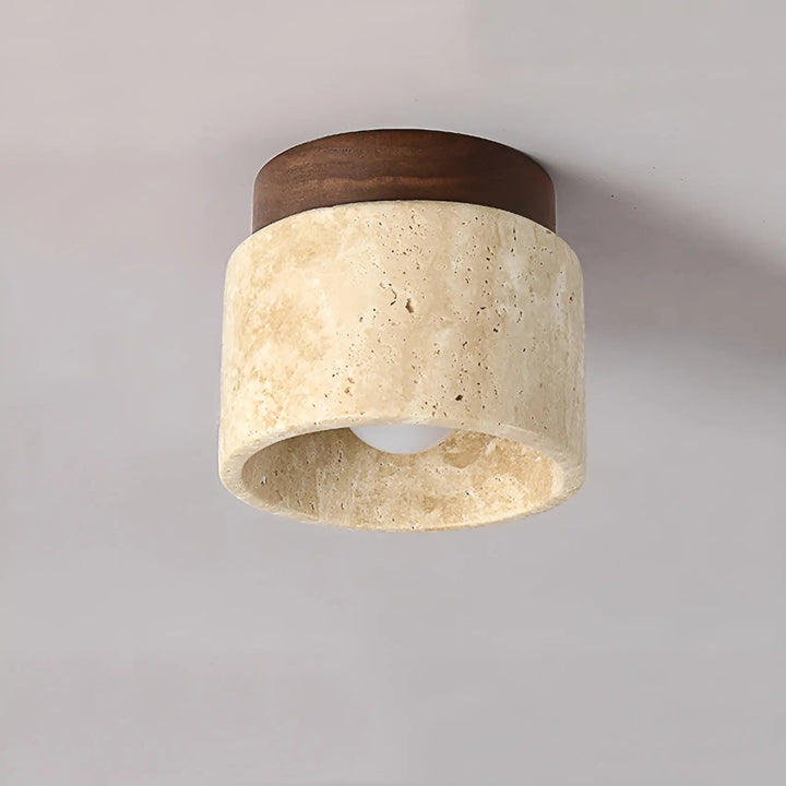 Minimalistische travertin plafondlamp van natuursteen en hout, ideaal voor warme, harmonieuze kamerverlichting.