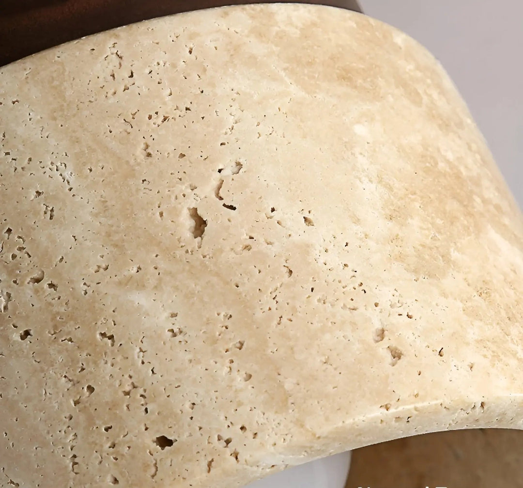 Minimalistische travertin plafondlamp van natuursteen en hout, ideaal voor warme, harmonieuze kamerverlichting.