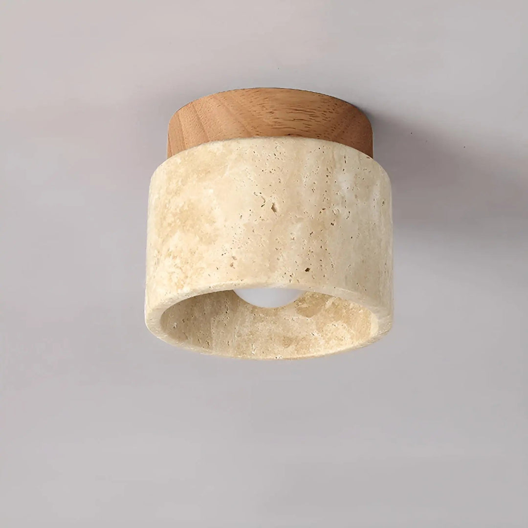 Minimalistische travertin plafondlamp van natuursteen en hout, ideaal voor warme, harmonieuze kamerverlichting.