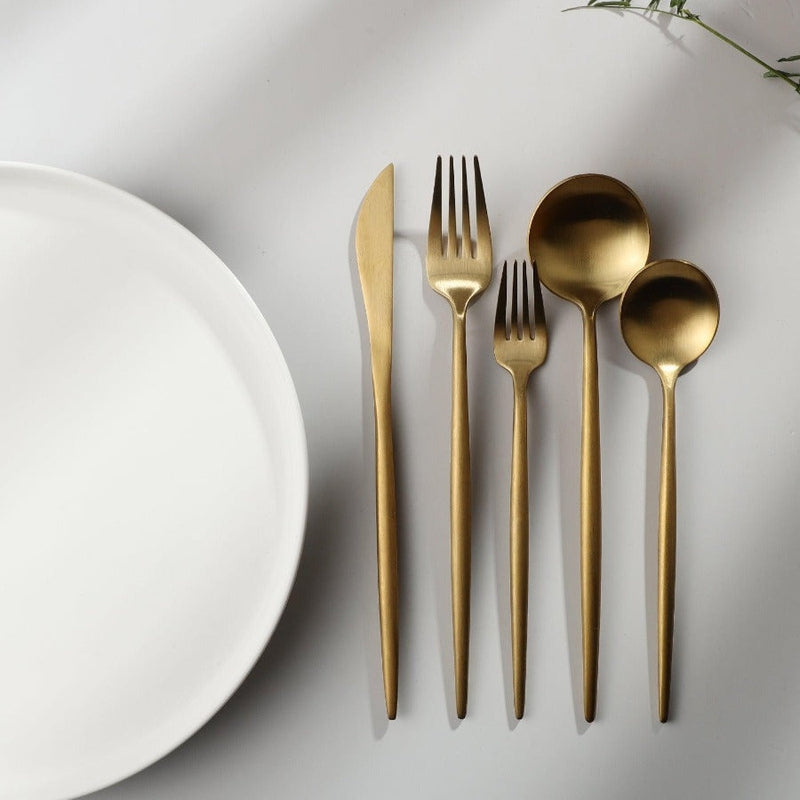 Minimalistisch roestvrijstalen bestekset met elegant ontwerp, modern en stijlvol voor elke eettafel.