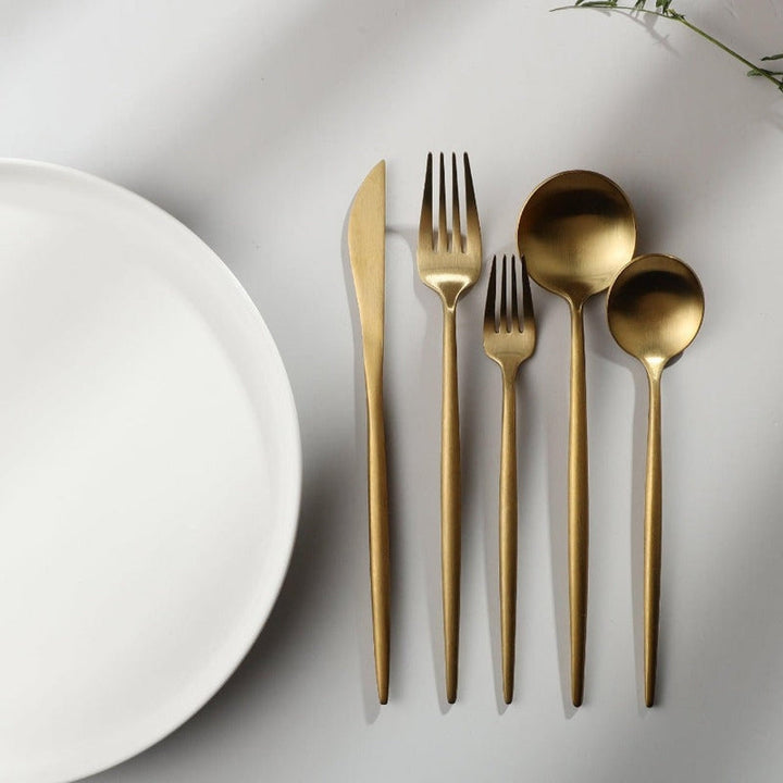 Minimalistisch roestvrijstalen bestekset met elegant ontwerp, modern en stijlvol voor elke eettafel.