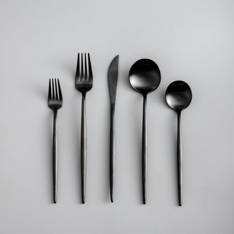 Minimalistisch roestvrijstalen bestekset met elegant ontwerp, modern en stijlvol voor elke eettafel.