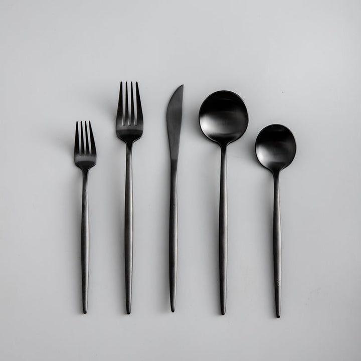 Minimalistisch roestvrijstalen bestekset met elegant ontwerp, modern en stijlvol voor elke eettafel.