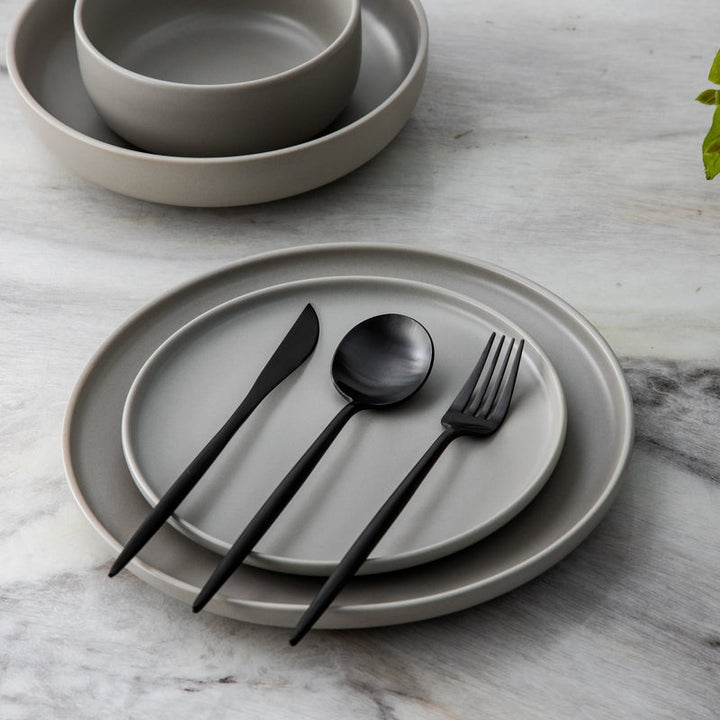 Minimalistisch roestvrijstalen bestekset met elegant ontwerp, modern en stijlvol voor elke eettafel.