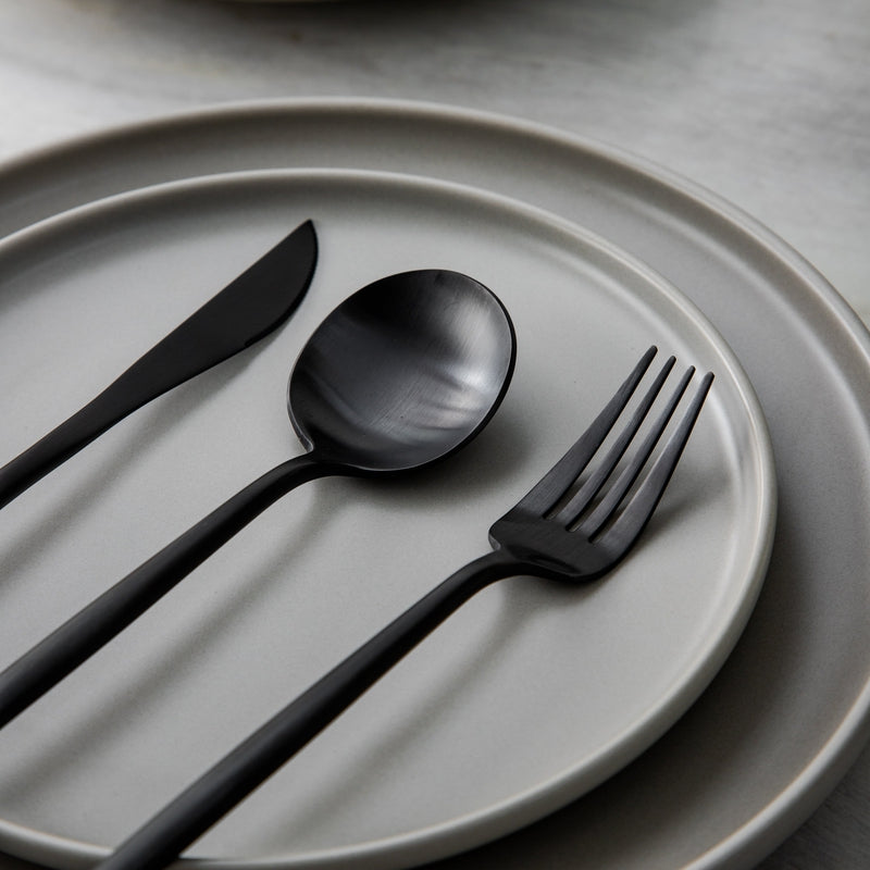 Minimalistisch roestvrijstalen bestekset met elegant ontwerp, modern en stijlvol voor elke eettafel.