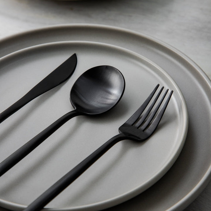 Minimalistisch roestvrijstalen bestekset met elegant ontwerp, modern en stijlvol voor elke eettafel.