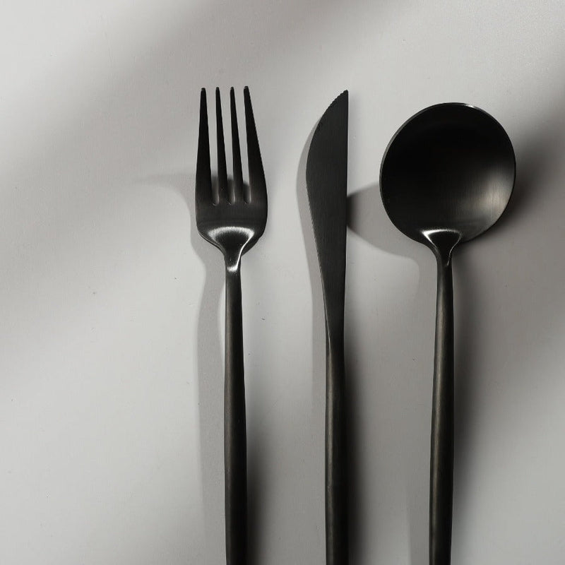 Minimalistisch roestvrijstalen bestekset met elegant ontwerp, modern en stijlvol voor elke eettafel.