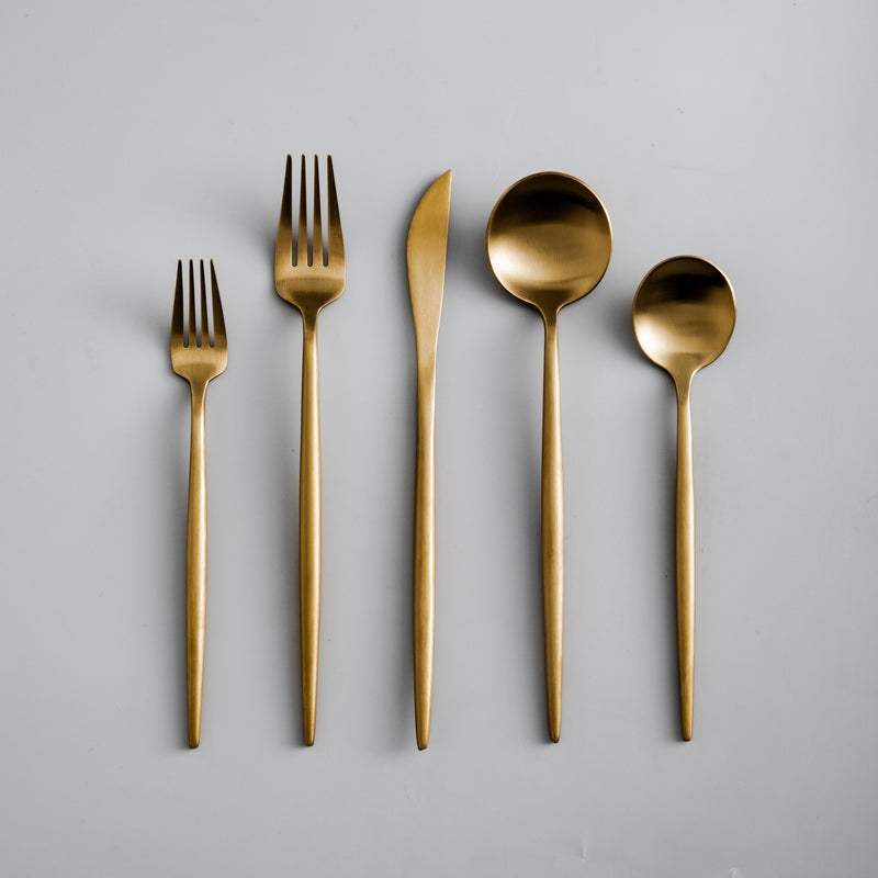Minimalistisch roestvrijstalen bestekset met elegant ontwerp, modern en stijlvol voor elke eettafel.