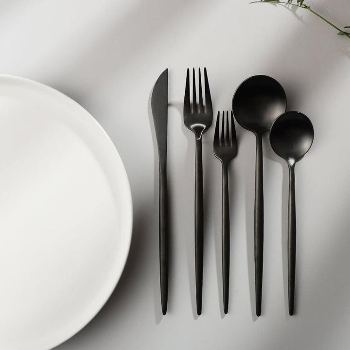 Minimalistisch roestvrijstalen bestekset met elegant ontwerp, modern en stijlvol voor elke eettafel.