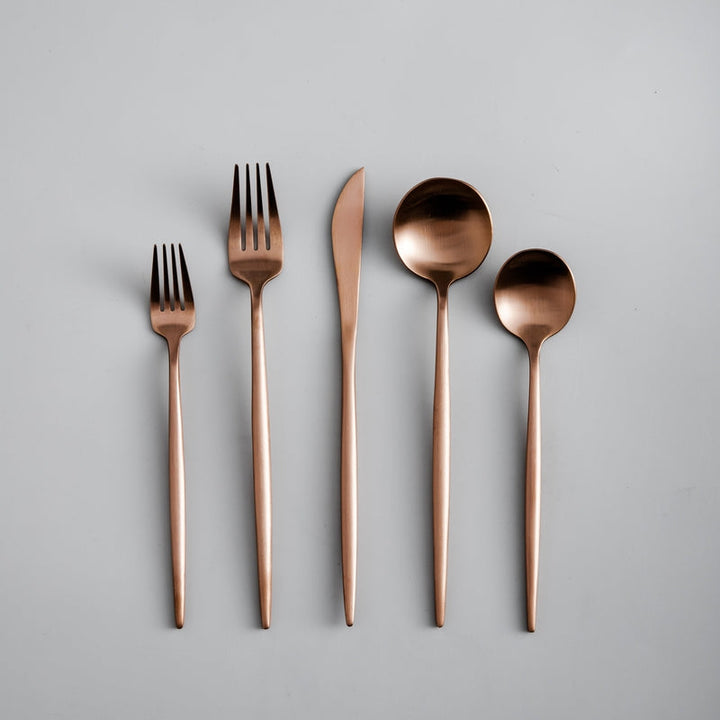 Minimalistisch roestvrijstalen bestekset met elegant ontwerp, modern en stijlvol voor elke eettafel.