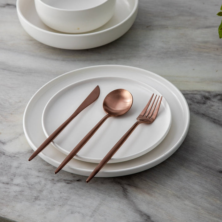 Minimalistisch roestvrijstalen bestekset met elegant ontwerp, modern en stijlvol voor elke eettafel.
