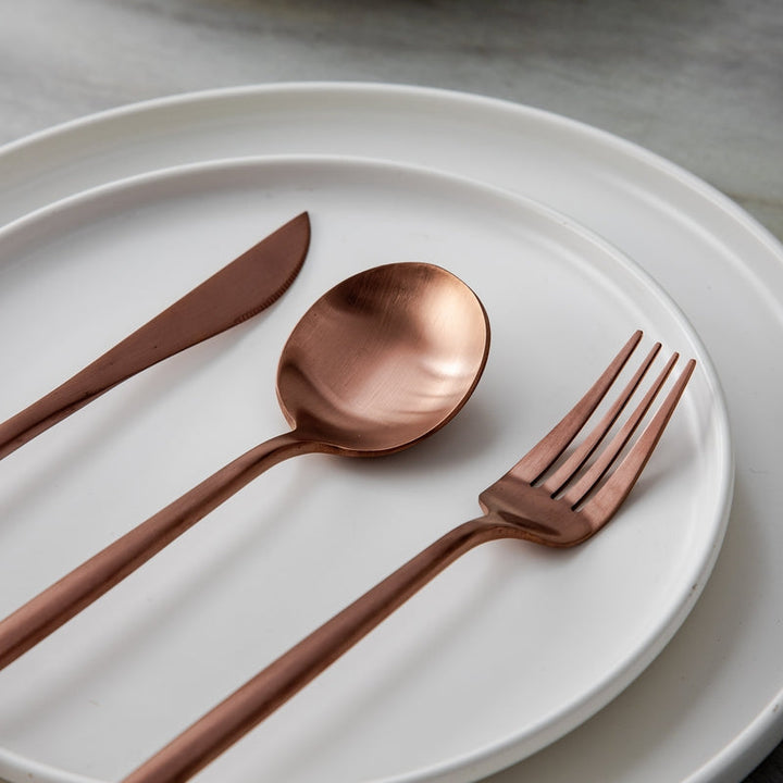 Minimalistisch roestvrijstalen bestekset met elegant ontwerp, modern en stijlvol voor elke eettafel.