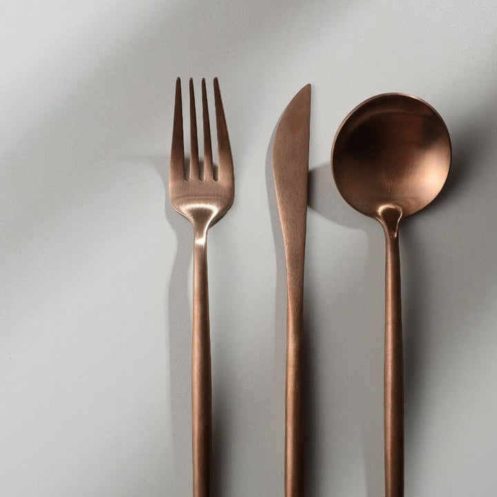 Minimalistisch roestvrijstalen bestekset met elegant ontwerp, modern en stijlvol voor elke eettafel.