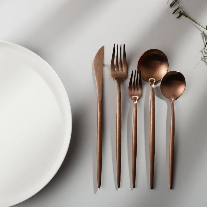 Minimalistisch roestvrijstalen bestekset met elegant ontwerp, modern en stijlvol voor elke eettafel.