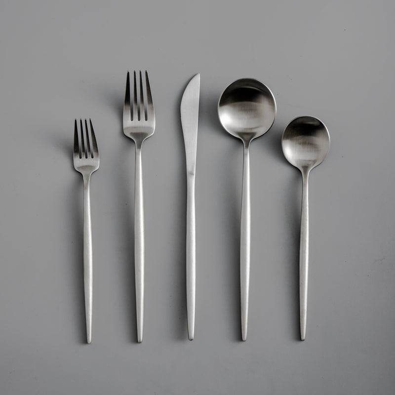 Minimalistisch roestvrijstalen bestekset met elegant ontwerp, modern en stijlvol voor elke eettafel.