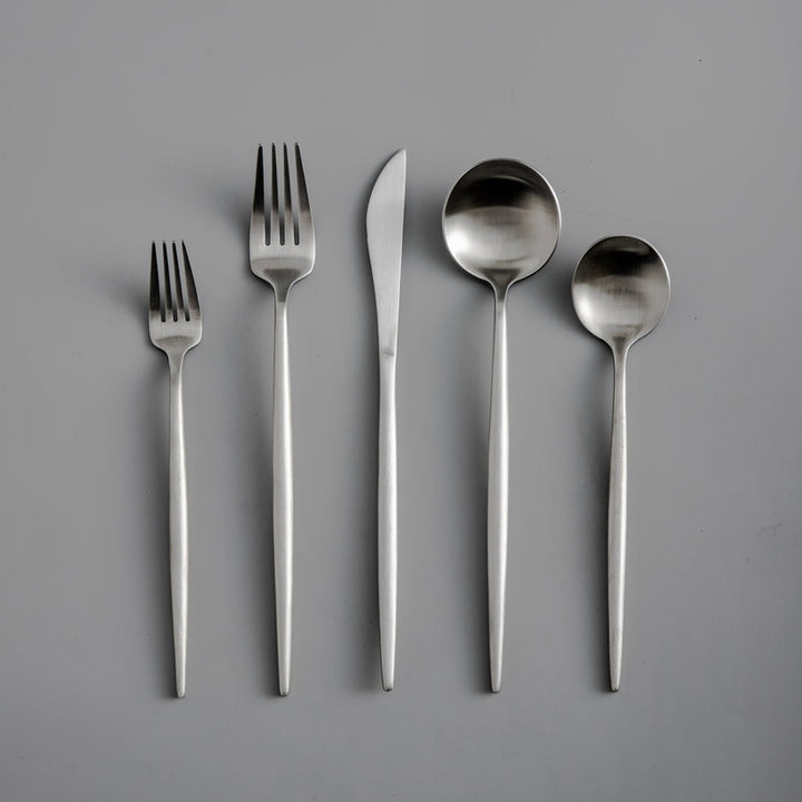 Minimalistisch roestvrijstalen bestekset met elegant ontwerp, modern en stijlvol voor elke eettafel.