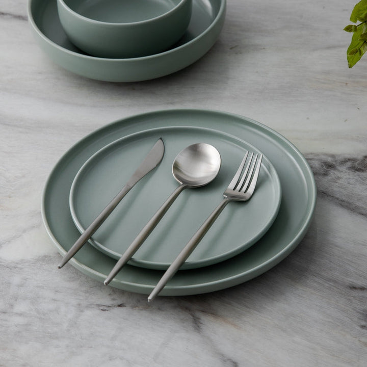 Minimalistisch roestvrijstalen bestekset met elegant ontwerp, modern en stijlvol voor elke eettafel.