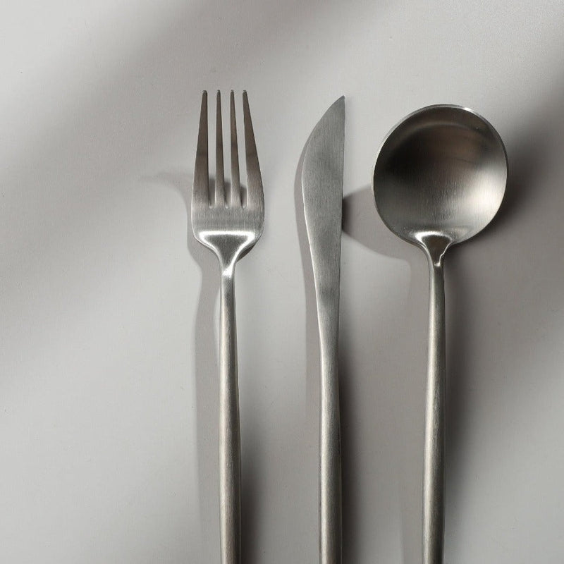 "Minimalistisches Edelstahl Besteck Set in elegantem Design, modern und stilvoll für jeden Esstisch."