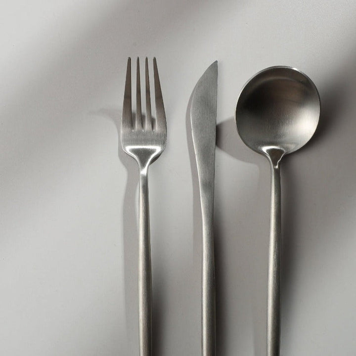 "Minimalistisches Edelstahl Besteck Set in elegantem Design, modern und stilvoll für jeden Esstisch."