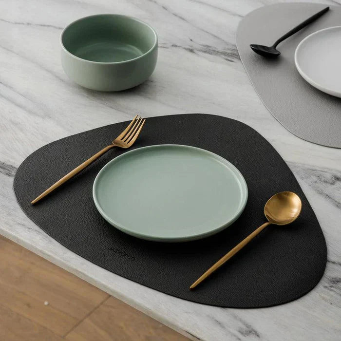 "Minimalistisches Edelstahl Besteck Set in elegantem Design, modern und stilvoll für jeden Esstisch."