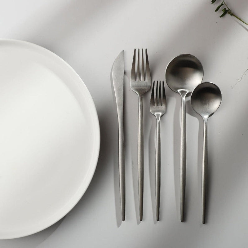 "Minimalistisches Edelstahl Besteck Set in elegantem Design, modern und stilvoll für jeden Esstisch."