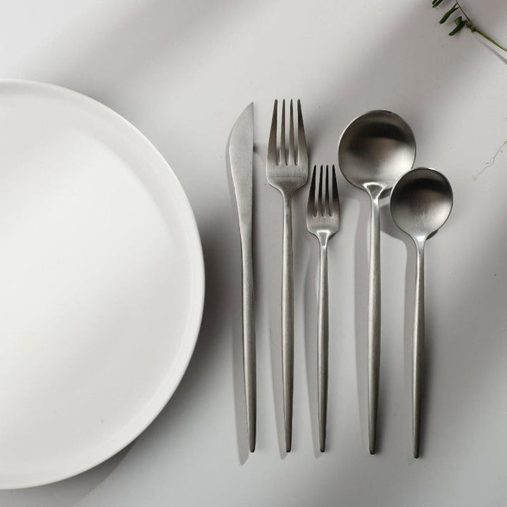 "Minimalistisches Edelstahl Besteck Set in elegantem Design, modern und stilvoll für jeden Esstisch."