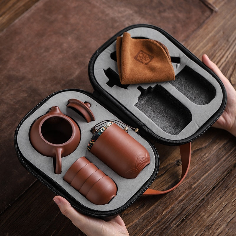 Gedetailleerde weergave van het minimalistische keramische theepot set met een fijne lila klei afwerking, inclusief theekopjes en voorraadbussen, ideaal voor theemomenten.