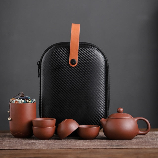 Close-up van het minimalistische keramische theepot design, met de fijne lila klei textuur, theekopjes en voorraadbussen, benadrukkend de hoogwaardige afwerking.
