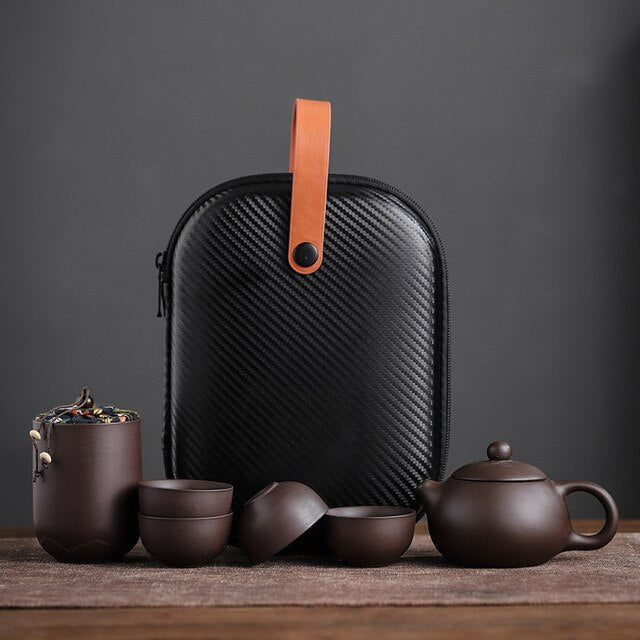 Presentatie van het minimalistische keramische theepot set, inclusief theekopjes en voorraadbussen, geplaatst op een tafel, klaar voor een ontspannend theemoment.