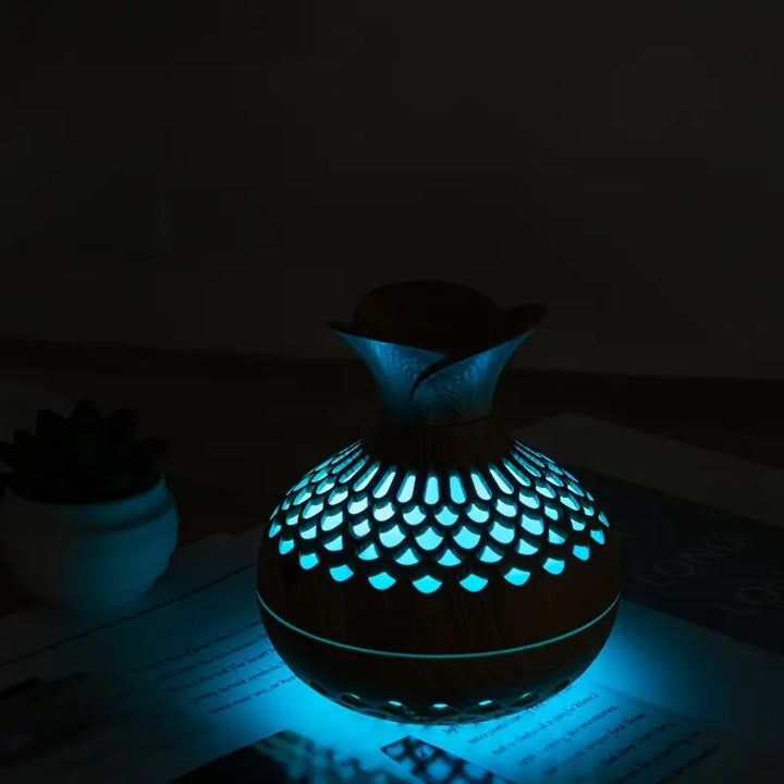 Rustgevende AromaBloom diffuser met sfeerverlichting, creëert ontspannen sfeer met aromatherapie thuis.