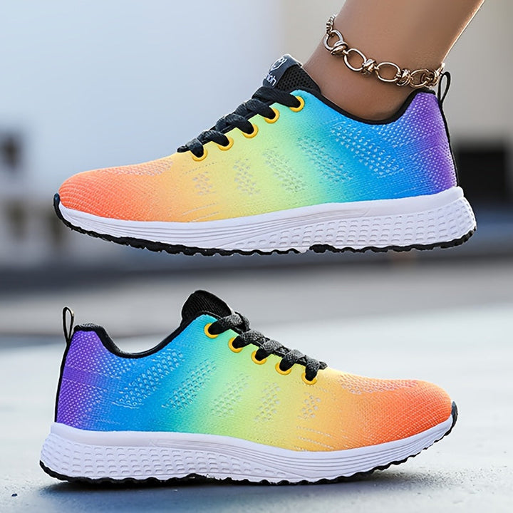 Moderne ademende dames sneaker in witgrijs, van de zijkant gezien met vetersluiting, ideaal voor vrije tijd en sport.