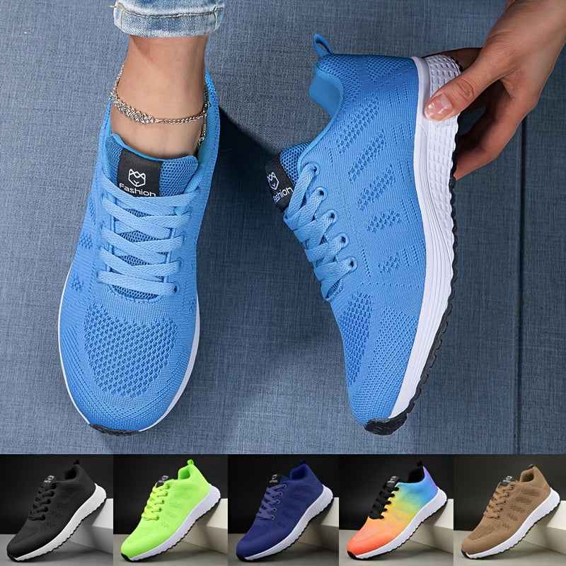 Moderne ademende dames sneaker in witgrijs, van de zijkant gezien met vetersluiting, ideaal voor vrije tijd en sport.