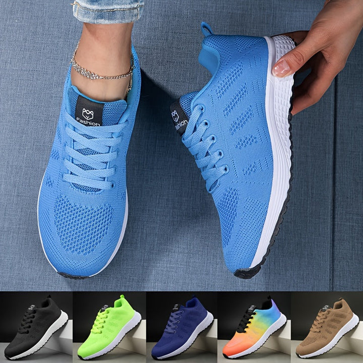 Moderne ademende dames sneaker in witgrijs, van de zijkant gezien met vetersluiting, ideaal voor vrije tijd en sport.