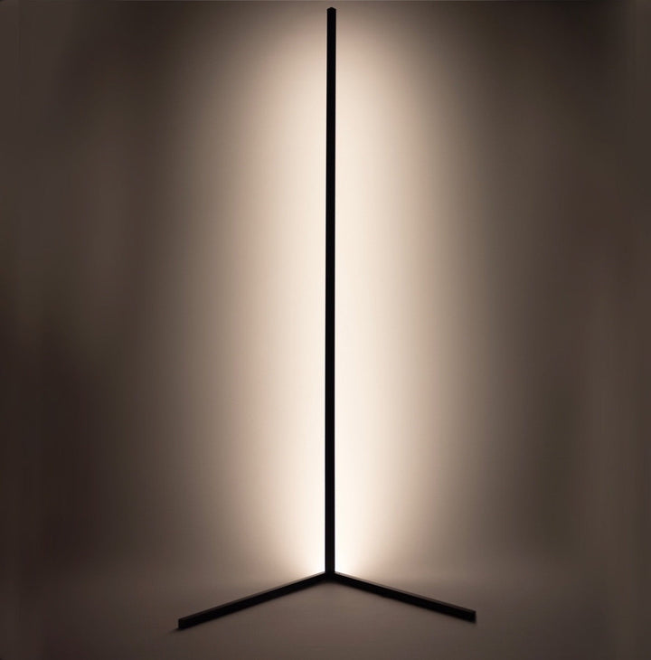 Hoek vloerlamp met dimmerfunctie, sfeervolle verlichting in een modern wit design.