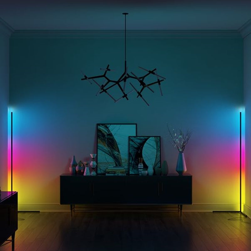 Moderne hoek vloerlamp met RGB-LED, slank design, zwart of wit, dimbaar, voor sfeervolle verlichting.