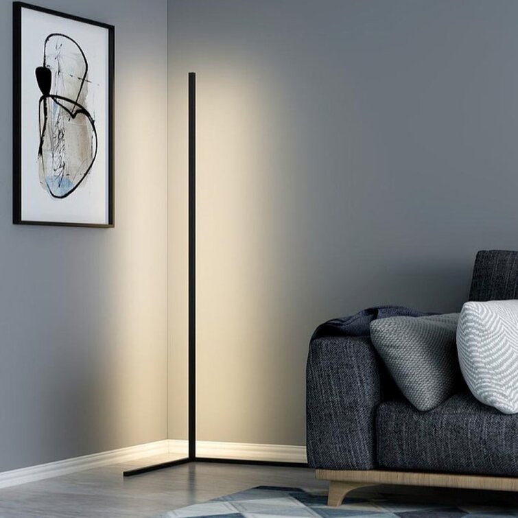 Moderne hoek vloerlamp met RGB-LED, slank design, zwart of wit, dimbaar, voor sfeervolle verlichting.