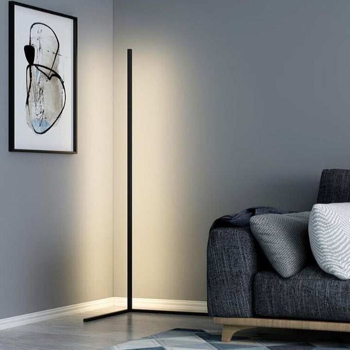 Moderne hoek vloerlamp met RGB-LED, slank design, zwart of wit, dimbaar, voor sfeervolle verlichting.