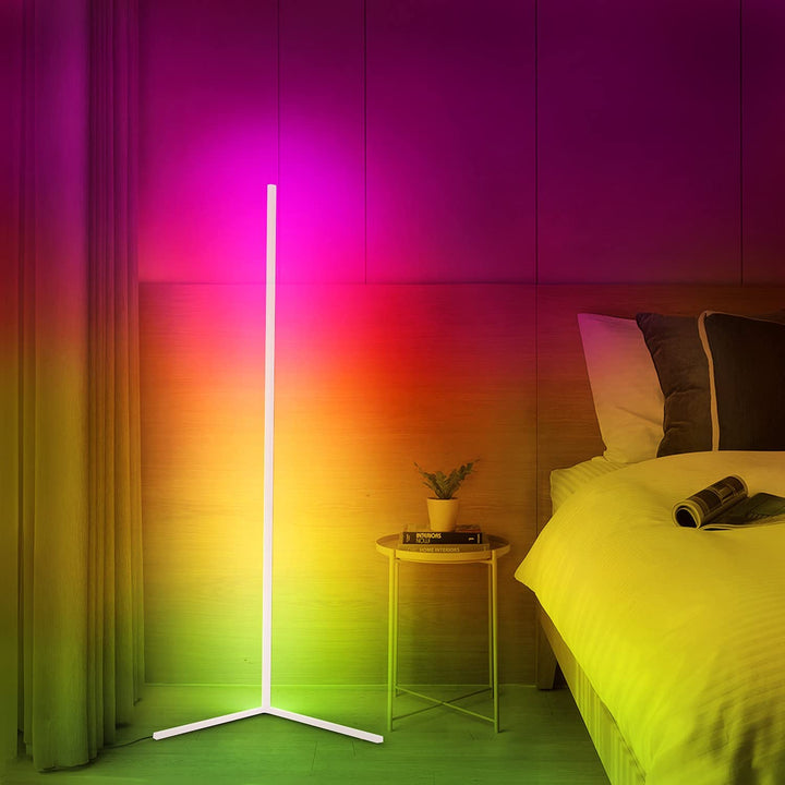 Moderne hoek vloerlamp met RGB-LED, slank design, zwart of wit, dimbaar, voor sfeervolle verlichting.
