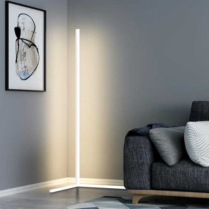Moderne hoek vloerlamp met RGB-LED, slank design, zwart of wit, dimbaar, voor sfeervolle verlichting.