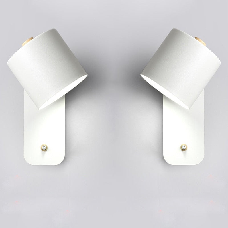 Detail van de moderne LED wandlamp in grijs, met focus op de schakelaar