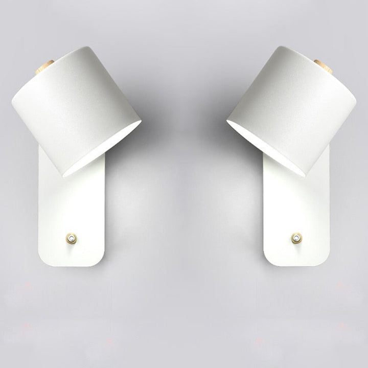 Detail van de moderne LED wandlamp in grijs, met focus op de schakelaar